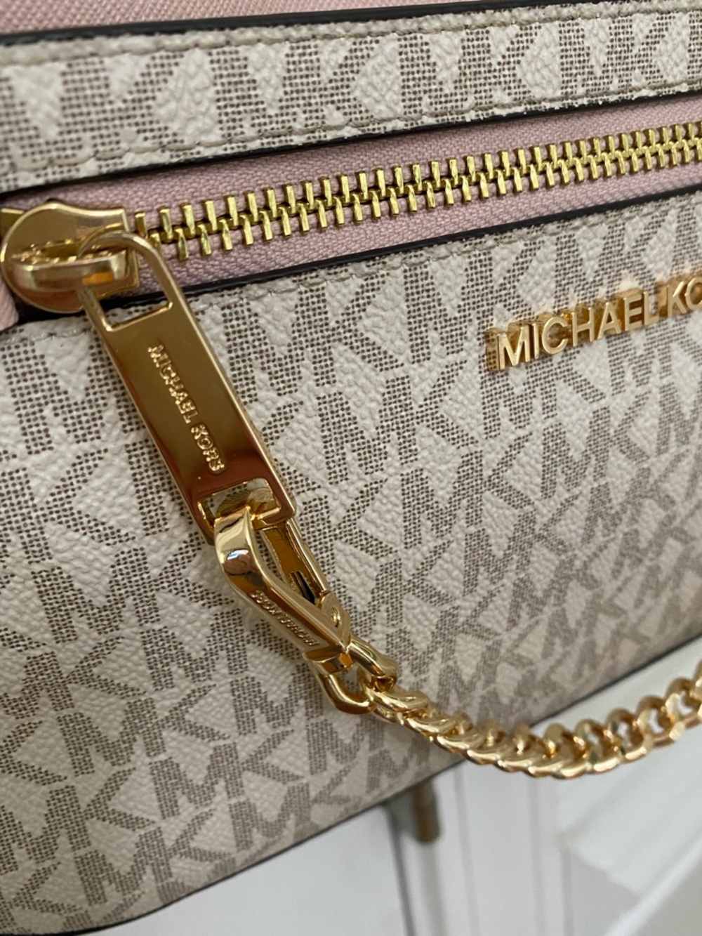 Michael Kors Beige Signature Crossbody with Pale Pink Trim - Picture 2 of 10